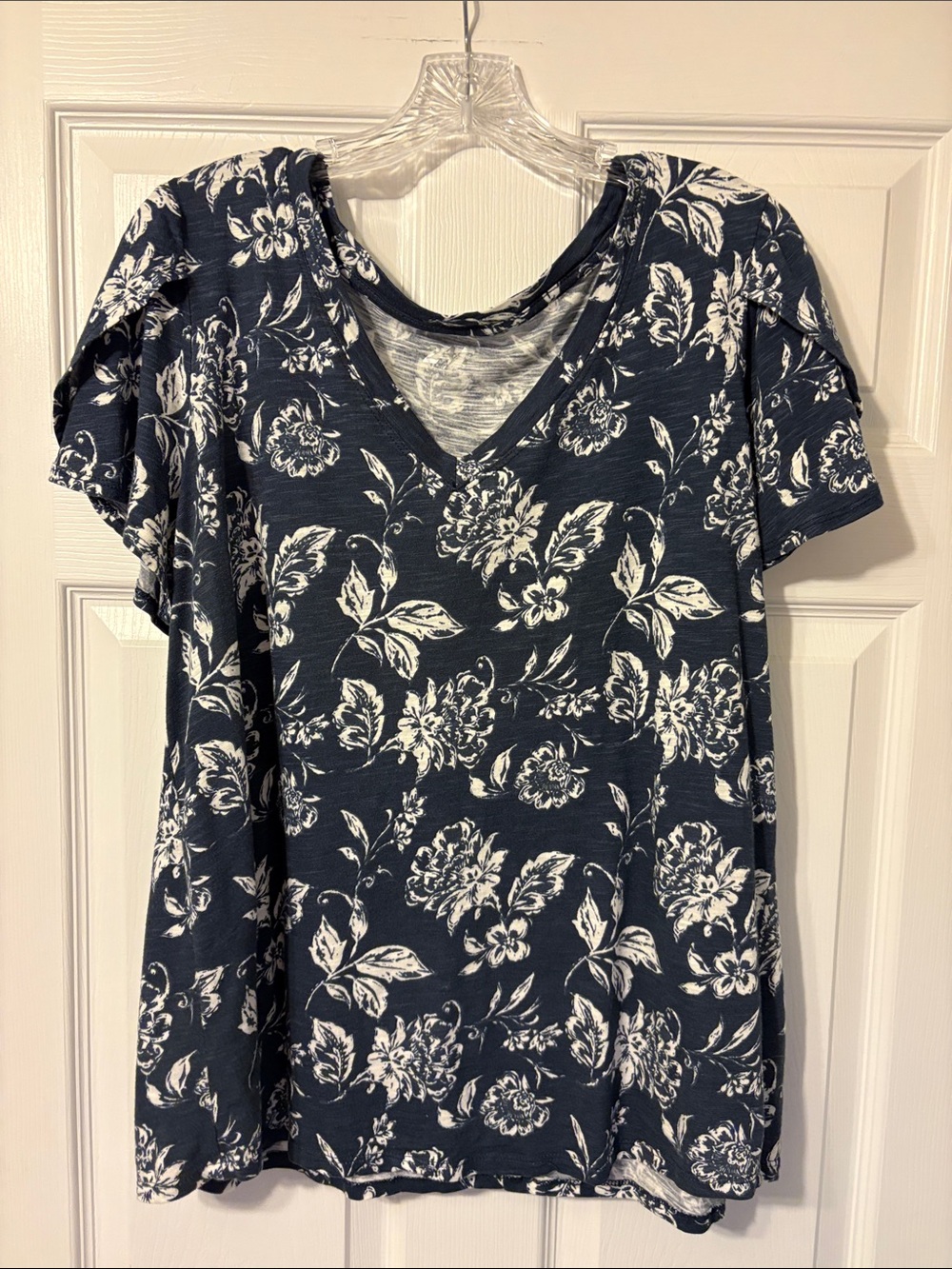 Maurice’s 24/7 women’s Navy and off white Floral V-Neck Short Sleeve Tee